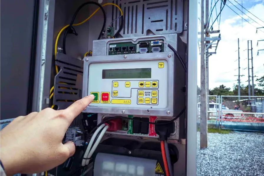 Bediening van een scherm in een elektrische kast