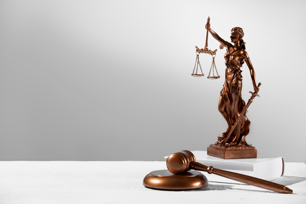 Beeld van Vrouwe Justitia met een hamer