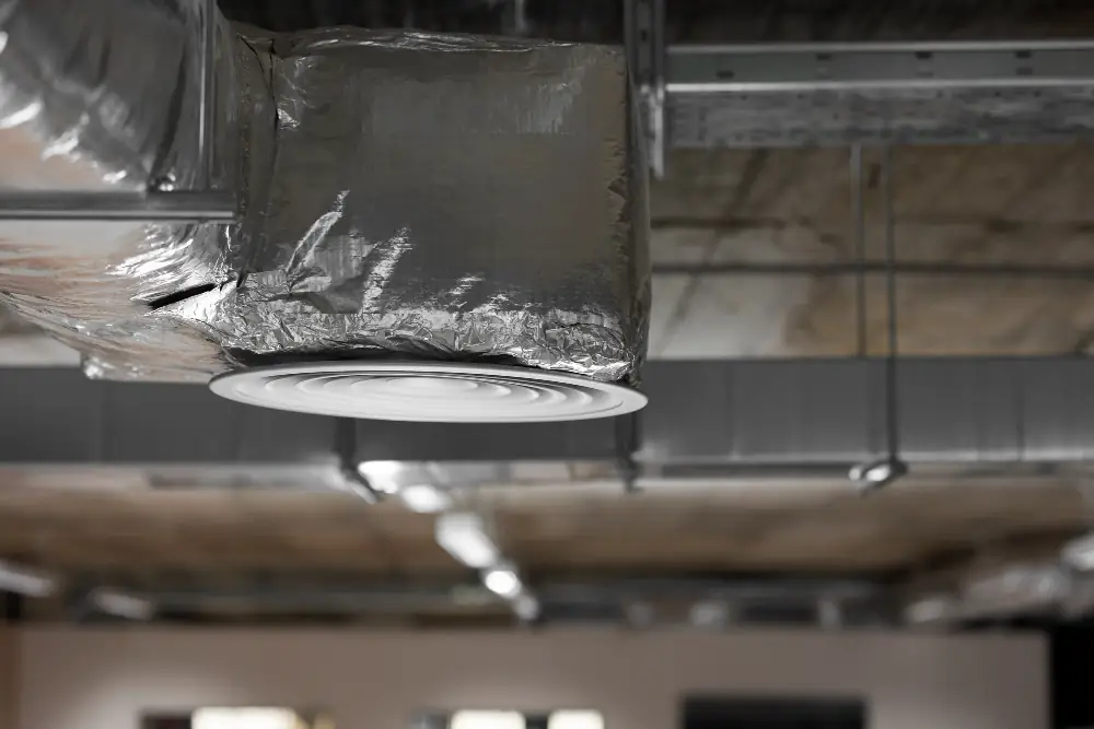 Geïsoleerd ventilatiekanaal aan een plafond