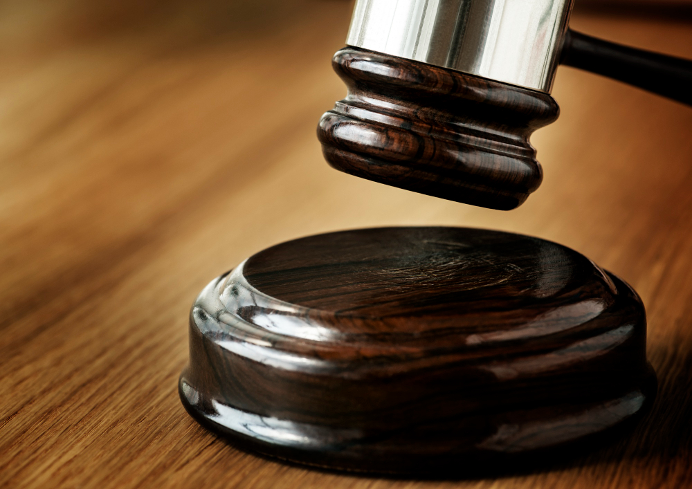 Rechtershamer op een houten ondergrond
