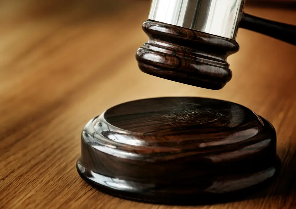 Rechtershamer op een houten ondergrond