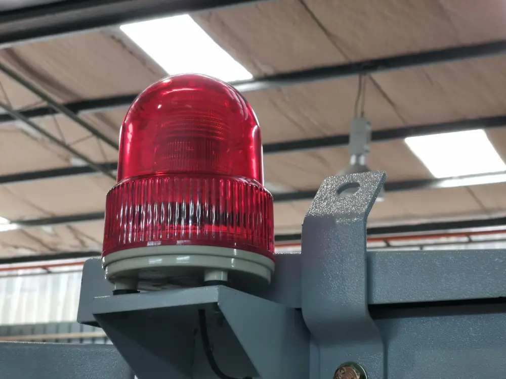 Rode signaallamp op een industriële installatie