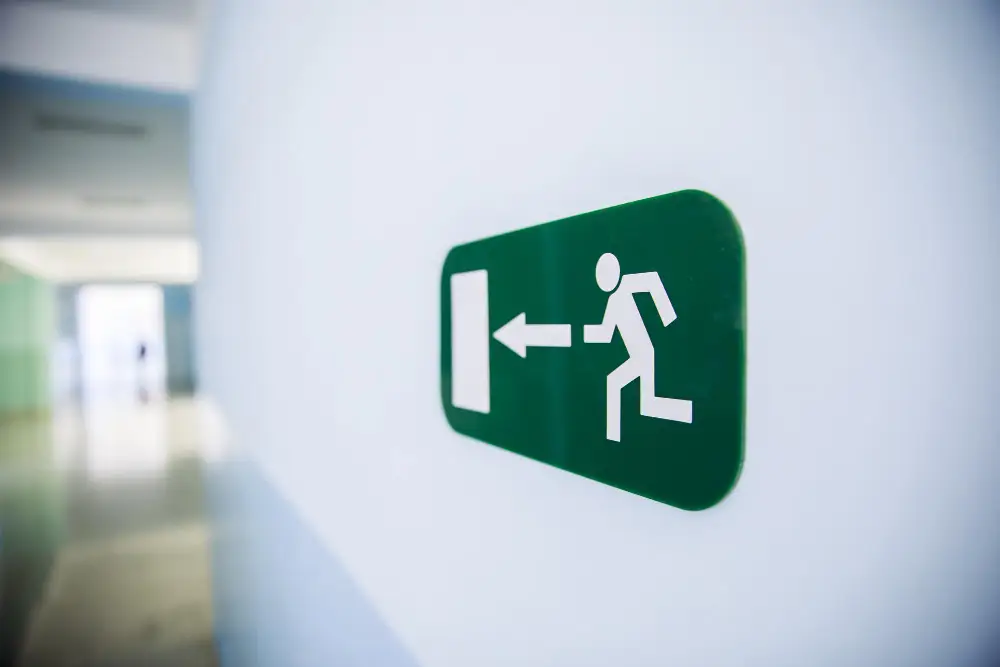 Groen vluchtwegbord met pijl naar links