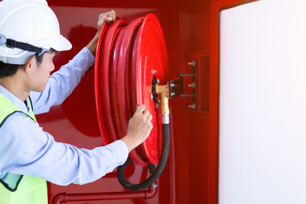 Monteur controleert een brandslanghaspel