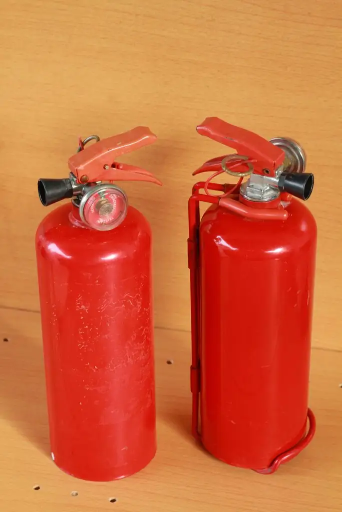 Twee rode brandblussers naast elkaar